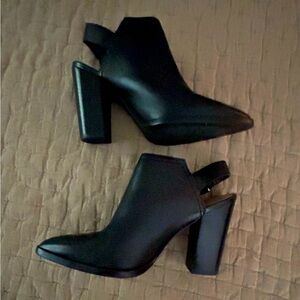 🏵️🏵️Never Worn Halogen Black Leather Mule Heels🏵️🏵️